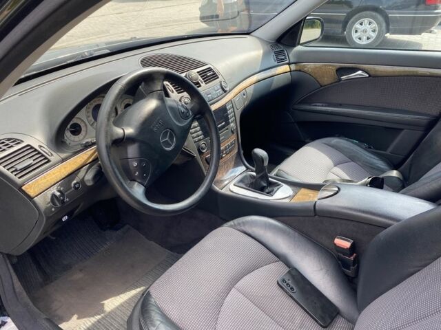 Черный Мерседес Е-Класс, объемом двигателя 2.1 л и пробегом 200 тыс. км за 6700 $, фото 16 на Automoto.ua