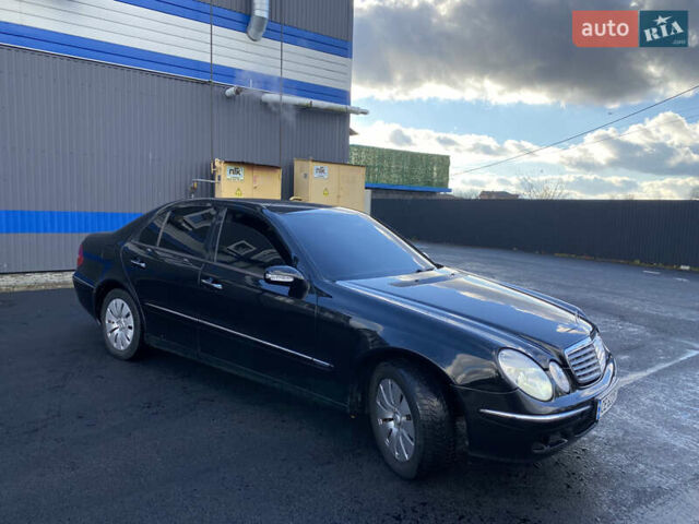 Черный Мерседес Е-Класс, объемом двигателя 3.2 л и пробегом 300 тыс. км за 6900 $, фото 2 на Automoto.ua