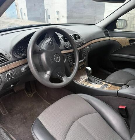 Черный Мерседес Е-Класс, объемом двигателя 2.2 л и пробегом 350 тыс. км за 3200 $, фото 2 на Automoto.ua