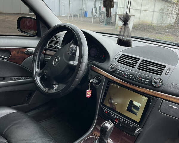 Черный Мерседес Е-Класс, объемом двигателя 2.2 л и пробегом 490 тыс. км за 3100 $, фото 8 на Automoto.ua