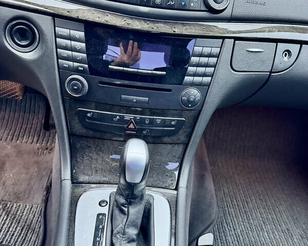 Черный Мерседес Е-Класс, объемом двигателя 3.2 л и пробегом 280 тыс. км за 5900 $, фото 24 на Automoto.ua