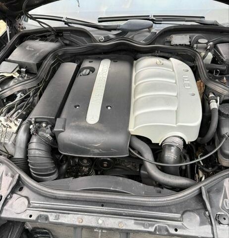 Черный Мерседес Е-Класс, объемом двигателя 2.2 л и пробегом 350 тыс. км за 3200 $, фото 1 на Automoto.ua