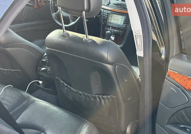 Черный Мерседес Е-Класс, объемом двигателя 5 л и пробегом 238 тыс. км за 12000 $, фото 18 на Automoto.ua