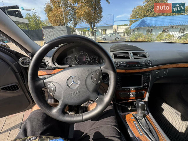Черный Мерседес Е-Класс, объемом двигателя 4.97 л и пробегом 360 тыс. км за 10000 $, фото 18 на Automoto.ua