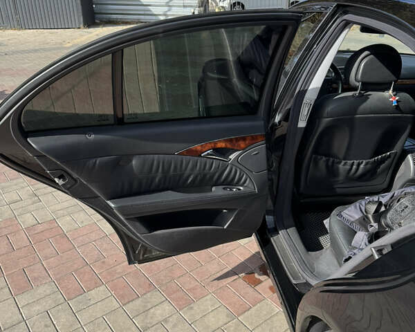 Черный Мерседес Е-Класс, объемом двигателя 4.97 л и пробегом 360 тыс. км за 10000 $, фото 16 на Automoto.ua