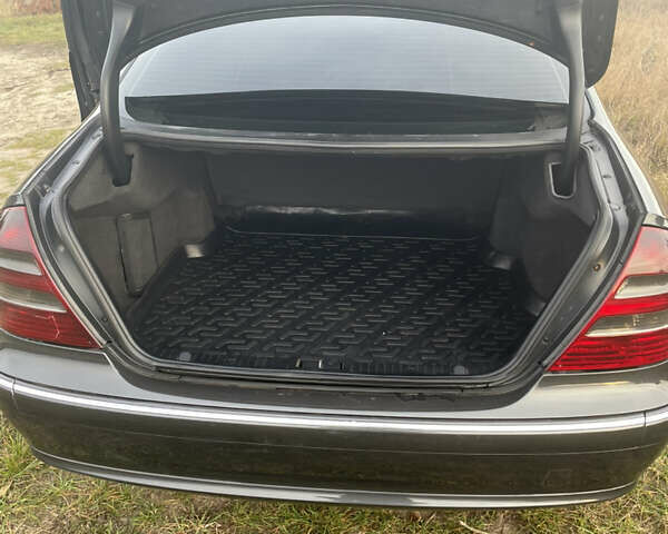 Черный Мерседес Е-Класс, объемом двигателя 2.15 л и пробегом 400 тыс. км за 6990 $, фото 12 на Automoto.ua