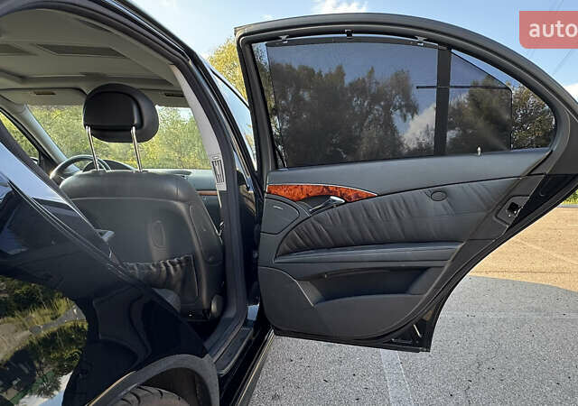 Черный Мерседес Е-Класс, объемом двигателя 5 л и пробегом 238 тыс. км за 12000 $, фото 21 на Automoto.ua