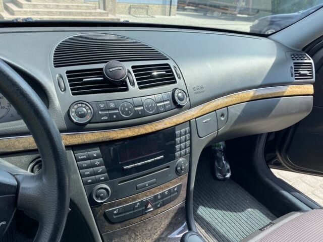 Черный Мерседес Е-Класс, объемом двигателя 2.1 л и пробегом 200 тыс. км за 6700 $, фото 15 на Automoto.ua