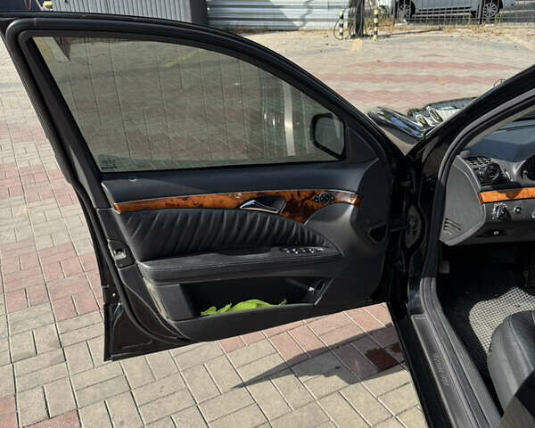 Черный Мерседес Е-Класс, объемом двигателя 4.97 л и пробегом 360 тыс. км за 10000 $, фото 17 на Automoto.ua