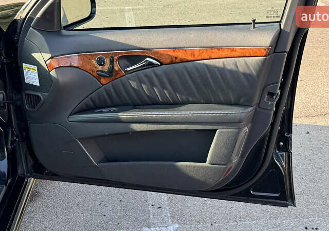 Черный Мерседес Е-Класс, объемом двигателя 5 л и пробегом 238 тыс. км за 12000 $, фото 16 на Automoto.ua