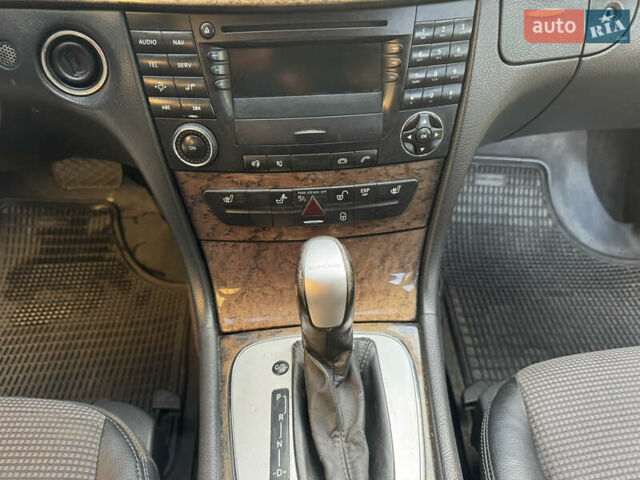 Черный Мерседес Е-Класс, объемом двигателя 2.2 л и пробегом 280 тыс. км за 7900 $, фото 11 на Automoto.ua