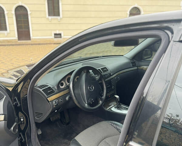 Черный Мерседес Е-Класс, объемом двигателя 2 л и пробегом 332 тыс. км за 6000 $, фото 11 на Automoto.ua