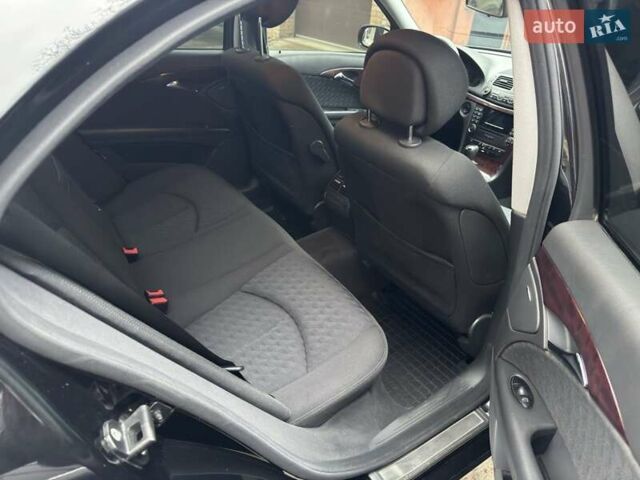 Черный Мерседес Е-Класс, объемом двигателя 1.8 л и пробегом 220 тыс. км за 8650 $, фото 7 на Automoto.ua