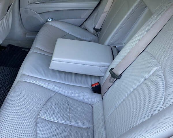 Черный Мерседес Е-Класс, объемом двигателя 3.5 л и пробегом 260 тыс. км за 8000 $, фото 5 на Automoto.ua