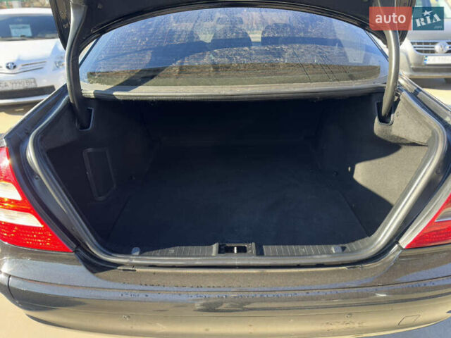 Черный Мерседес Е-Класс, объемом двигателя 1.8 л и пробегом 338 тыс. км за 6850 $, фото 26 на Automoto.ua