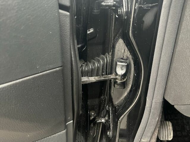 Черный Мерседес Е-Класс, объемом двигателя 2.1 л и пробегом 240 тыс. км за 6500 $, фото 7 на Automoto.ua