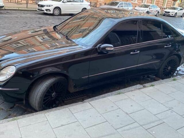 Черный Мерседес Е-Класс, объемом двигателя 3 л и пробегом 273 тыс. км за 9800 $, фото 4 на Automoto.ua