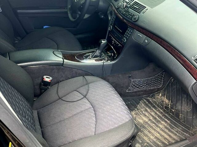 Черный Мерседес Е-Класс, объемом двигателя 1.8 л и пробегом 200 тыс. км за 8200 $, фото 4 на Automoto.ua