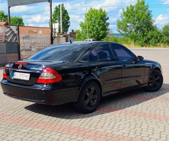 Черный Мерседес Е-Класс, объемом двигателя 1.8 л и пробегом 400 тыс. км за 6000 $, фото 1 на Automoto.ua