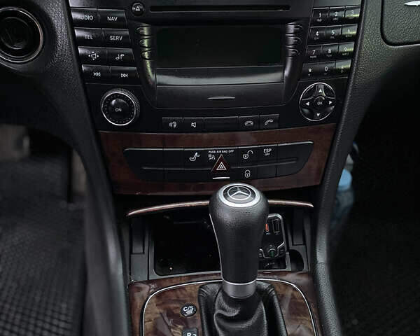 Черный Мерседес Е-Класс, объемом двигателя 2.1 л и пробегом 314 тыс. км за 8500 $, фото 9 на Automoto.ua