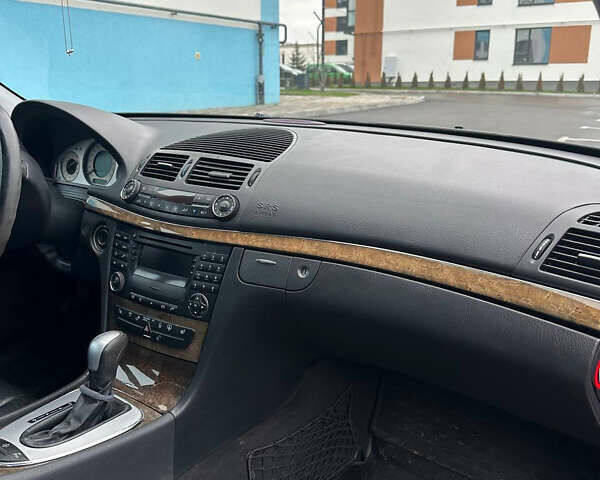 Черный Мерседес Е-Класс, объемом двигателя 3.2 л и пробегом 310 тыс. км за 4800 $, фото 8 на Automoto.ua
