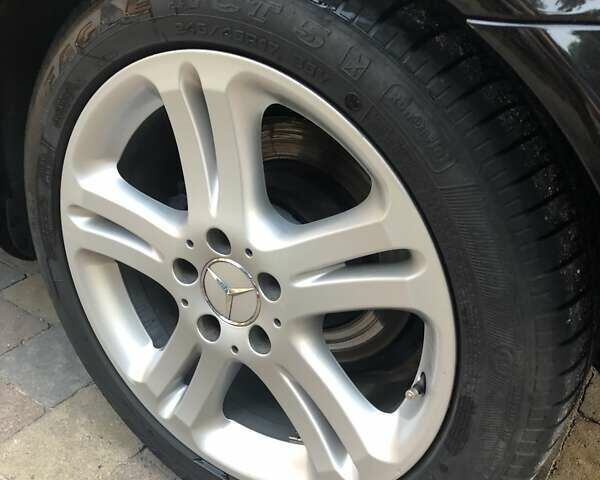 Черный Мерседес Е-Класс, объемом двигателя 1.8 л и пробегом 205 тыс. км за 9999 $, фото 45 на Automoto.ua