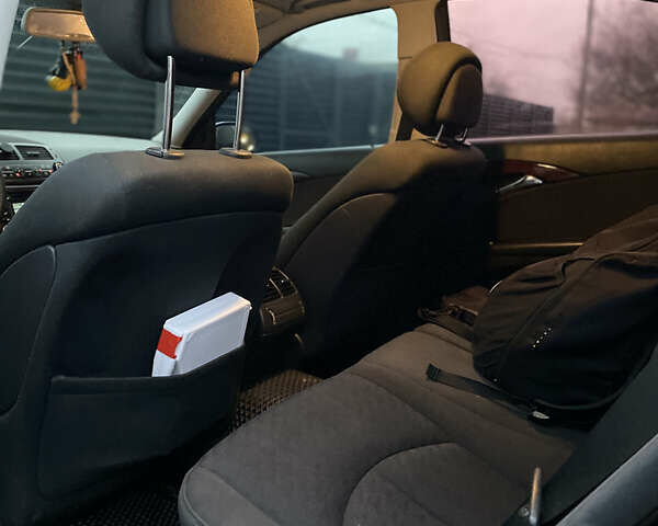 Черный Мерседес Е-Класс, объемом двигателя 2.1 л и пробегом 314 тыс. км за 8500 $, фото 14 на Automoto.ua