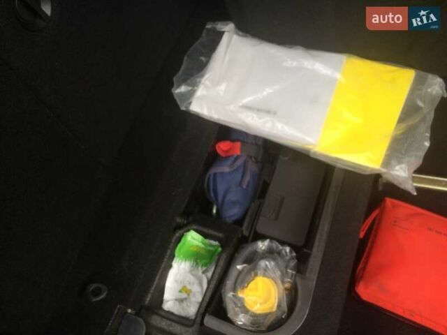 Черный Мерседес Е-Класс, объемом двигателя 1.8 л и пробегом 205 тыс. км за 9999 $, фото 5 на Automoto.ua