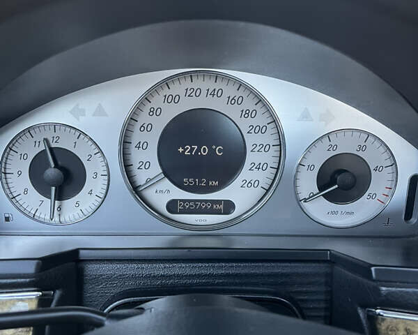 Черный Мерседес Е-Класс, объемом двигателя 2.2 л и пробегом 295 тыс. км за 7700 $, фото 15 на Automoto.ua