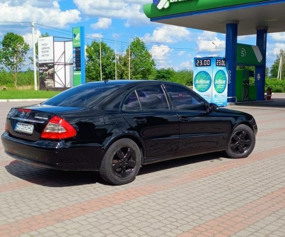 Черный Мерседес Е-Класс, объемом двигателя 1.8 л и пробегом 400 тыс. км за 6000 $, фото 5 на Automoto.ua