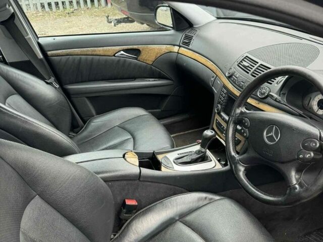 Черный Мерседес Е-Класс, объемом двигателя 3 л и пробегом 350 тыс. км за 3814 $, фото 3 на Automoto.ua