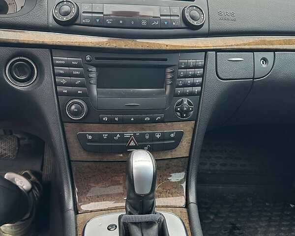 Черный Мерседес Е-Класс, объемом двигателя 3.2 л и пробегом 310 тыс. км за 4800 $, фото 9 на Automoto.ua