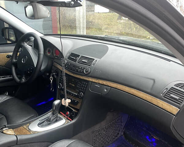 Черный Мерседес Е-Класс, объемом двигателя 2.99 л и пробегом 323 тыс. км за 7650 $, фото 4 на Automoto.ua