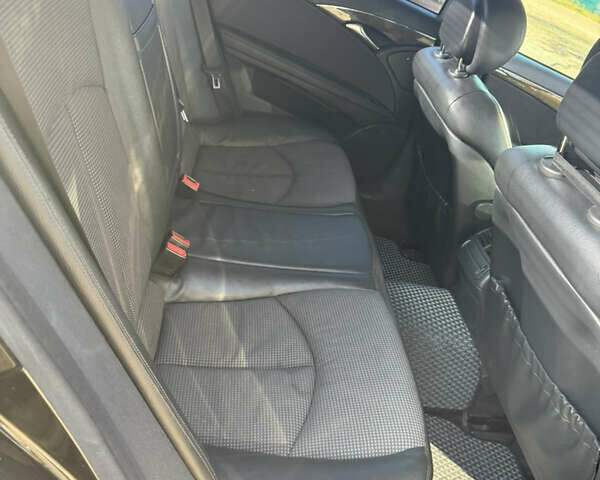 Мерседес Е-Класс 2006 в Чернигове на Automoto.ua Черный Мерседес Е-Класс, объемом двигателя 2.99 л и пробегом 355 тыс. км за 9299 $, фото 23 на Automoto.ua