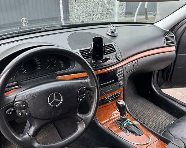 Черный Мерседес Е-Класс, объемом двигателя 2.2 л и пробегом 330 тыс. км за 7000 $, фото 17 на Automoto.ua