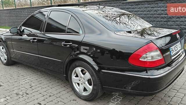 Черный Мерседес Е-Класс, объемом двигателя 2.2 л и пробегом 325 тыс. км за 9900 $, фото 7 на Automoto.ua