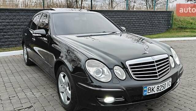 Черный Мерседес Е-Класс, объемом двигателя 2.2 л и пробегом 325 тыс. км за 9900 $, фото 1 на Automoto.ua