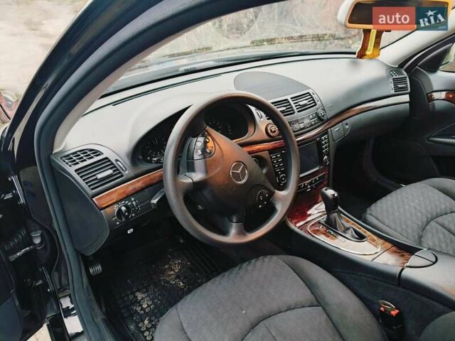 Черный Мерседес Е-Класс, объемом двигателя 1.8 л и пробегом 270 тыс. км за 8650 $, фото 5 на Automoto.ua