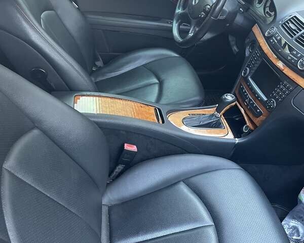 Черный Мерседес Е-Класс, объемом двигателя 3.5 л и пробегом 216 тыс. км за 7600 $, фото 10 на Automoto.ua