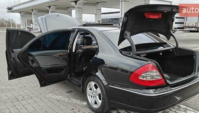 Черный Мерседес Е-Класс, объемом двигателя 2.2 л и пробегом 325 тыс. км за 9900 $, фото 42 на Automoto.ua