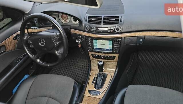 Черный Мерседес Е-Класс, объемом двигателя 2.2 л и пробегом 325 тыс. км за 9900 $, фото 51 на Automoto.ua