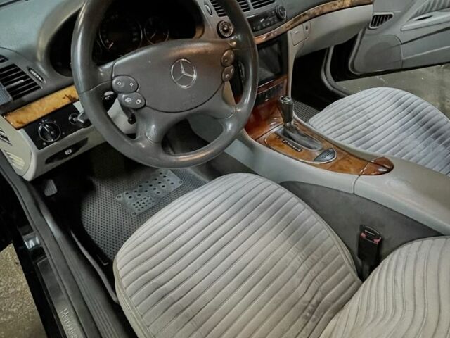 Черный Мерседес Е-Класс, объемом двигателя 3 л и пробегом 201 тыс. км за 7999 $, фото 11 на Automoto.ua