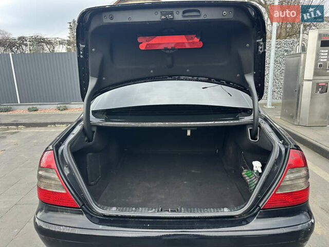 Черный Мерседес Е-Класс, объемом двигателя 2.2 л и пробегом 330 тыс. км за 7000 $, фото 10 на Automoto.ua