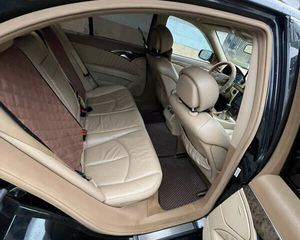 Черный Мерседес Е-Класс, объемом двигателя 2.15 л и пробегом 300 тыс. км за 7800 $, фото 5 на Automoto.ua