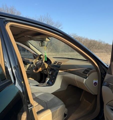 Черный Мерседес Е-Класс, объемом двигателя 2.99 л и пробегом 321 тыс. км за 9900 $, фото 14 на Automoto.ua