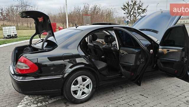 Черный Мерседес Е-Класс, объемом двигателя 2.2 л и пробегом 325 тыс. км за 9900 $, фото 40 на Automoto.ua