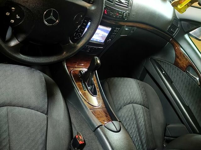 Черный Мерседес Е-Класс, объемом двигателя 1.8 л и пробегом 270 тыс. км за 8400 $, фото 6 на Automoto.ua