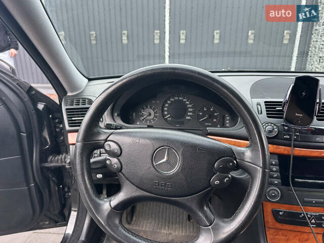 Черный Мерседес Е-Класс, объемом двигателя 2.2 л и пробегом 330 тыс. км за 7000 $, фото 16 на Automoto.ua