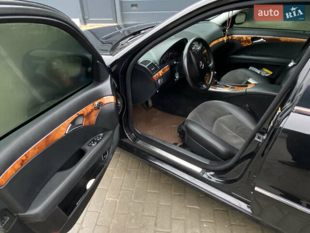 Черный Мерседес Е-Класс, объемом двигателя 2.2 л и пробегом 297 тыс. км за 8900 $, фото 7 на Automoto.ua