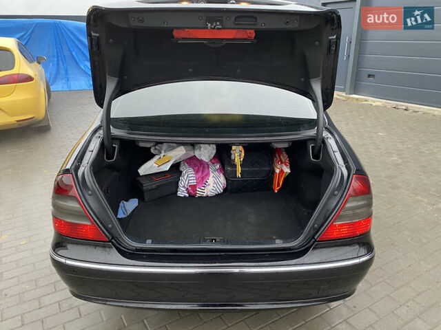 Черный Мерседес Е-Класс, объемом двигателя 2.2 л и пробегом 297 тыс. км за 8900 $, фото 11 на Automoto.ua